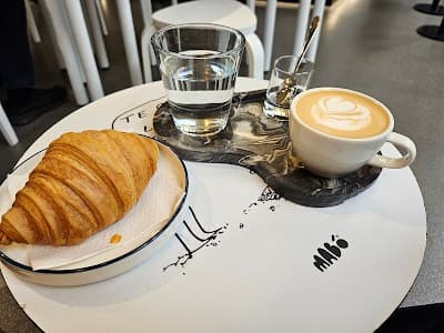 MABO ONE - Specialty Coffee Shop atmosphere