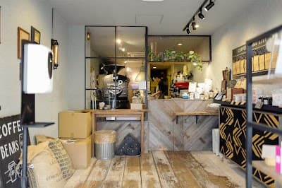 COFFEE AMP THE ROASTER atmosphere
