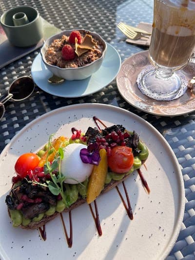 Cielo Brunch Garden atmosphere
