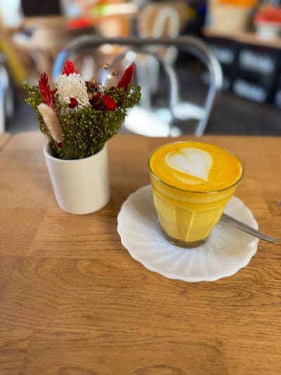 PENTAGON - Specialty coffee / Vegetarian food / Natural wine / Affordable art atmosphere